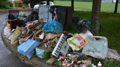 Foto: Josef Rosner
Unz&auml;hlige M&ouml;bel, Elektroger&auml;te und andere Dinge sind durch die &Uuml;berschwemmung unbrauchbar geworden. Der Verein "Kopf hoch" leistet Soforthilfe und richtet ein Spendenkonto f&uuml;r die Gesch&auml;digten ein.