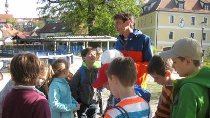 Bild: Beitrag, Externer [EXB] (kontakt@oberpfalznetz.de)
Horst Schwemmer vom Bund Naturschutz begleitet die Kinder auf ihrer Exkursion durch den Stadtpark.