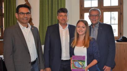 Bild: Gradl, Renate [RGR] (RENATE_GRADL@YAHOO.DE)
Jugendsozialarbeiterin Sabrina Sloot stellt sich im Rathaus vor. Bürgermeister Edgar Knobloch (Zweiter von links) heißt die neue Mitarbeiterin willkommen. Rektor Thomas Schmidt (links) und Jugendamtsleiter Klaus Egelseer (rechts) freuen sich, dass Sloot für die Kinder und Jugendlichen da ist.