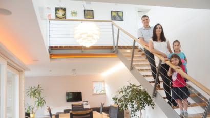 Bild: Gabi Schönberger
Daniela und Mathias Sauer fühlen sich wohl in ihrem Eigenheim. Auch den Töchtern Mathilda und Aurelia gefällt’s.