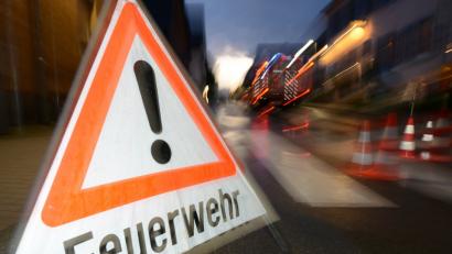 Bild: Patrick Seeger/dpa
Ein Feuerwehr-Warnschild.