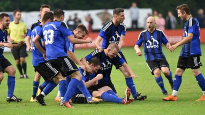 Bild: Alfred Schwarzmeier [AF] (alfred.schwarzmeier@oberpfalzmedien.de)
Die Spieler der SpVgg SV Weiden  freuen sich über den Ausgleichstreffer in Vach. Im Rückspiel müssen die Schwarz-Blauen auf Sieg spielen, um die 1:2-Niederlage wettzumachen. Sonst droht der Abstieg.