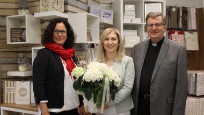 Bild: fpoz
Im Bild von links Bürgermeisterin Friederike Sonnemann, Tanja Mai und Stadtpfarrer Bernd Philipp.