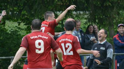 Bild: mhs
Nach dem Landesliga-Aufstieg gab es bei der SpVgg Pfreimd kein Halten mehr. Mittendrin: Trainer Alexander Götz (rechts).