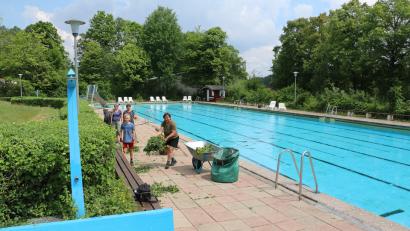 Bild: bsc
Auf Hochtouren liefen in den zurückliegenden Tagen die erforderlichen Arbeiten zum Start in die  Badesaison. Die Vorsitzende des Freibad-Fördervereins  Lisa Rauh (rechts) kümmerte sich dabei mit (von links) Sonja Wittmann, Carola Gärtner und Jonas Wittmann auch um die Gehwege und Hecken am Rand des Freibadbeckens.