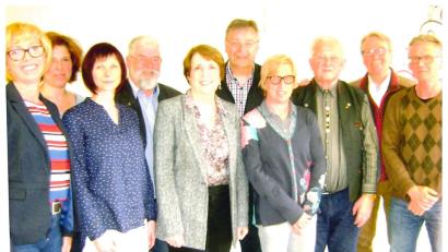 Bild: mbm
Gute Nachrichten hatten Vorsitzende Annette Karl (Fünfte von links) und ihre Vorstandskollegen in der Jahreshauptversammlung des Fördervereins der Oberpfälzer Leichtathletik für den Sportnachwuchs.