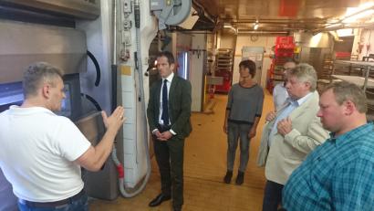 Bild: mic
Georg Forster (links) führt Albert Rupprecht und die Mitglieder des CSU-Ortsverbands durch seine Biobäckerei.