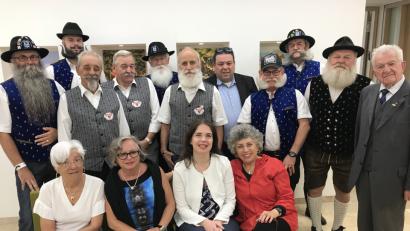 Bild:  [EXB]
Der Ostbayerische Bart- und Schnauzerclub aus Amberg mit Präsident Wilhelm Preuß (links) war zu Besuch bei der israelischen Generalkonsulin Sandra Simovich (sitzend, Zweite von rechts). Anlass war die  "Offene Europameisterschaft der Bärte", die am 22. Juni in Tel Aviv stattfindet.