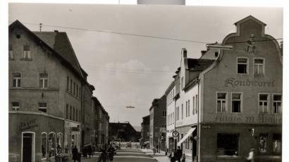 Bild: exb
Diese alte Aufnahme zeigt den Schlesierplatz und die Bahnhofstraße.