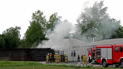Bild: Grüner, Norbert [TR] (norbert.gruener@oberpfalzmedien.de)
Rauch steigt bei einem Schuppenbrand in der Bärnauer Straße auf.