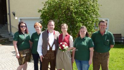Bild: mkj
Nach der standesamtlichen Trauung präsentierten sich Corinna Presche und Stefan Knott (Mitte) mit einer Abordnung der Schützen.