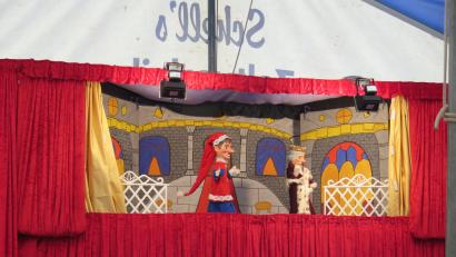 Bild: Zaglmann, Josef [JZK] (zaglmann@t-online.de)
Der verzweifelte König verlangt von Kasper, seine Tochter im Zauberwald zu suchen.