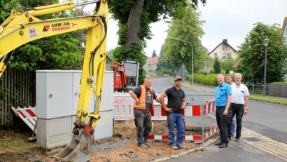 Bild: Neumann, Jochen [NJN] (jochen.neumann@erbendorf.de)
Über den Glasfaserausbau in der Stadt informierte sich zweiter Bürgermeister Johannes Reger (dritter von rechts) bei einem Ortstermin in der Kemnather Straße. Mit auf dem Bild Mitarbeiter der ausführenden Baufirma Netzel sowie (von rechts) die Techniker der Stadt Hans Gürtler und Markus Meyer.