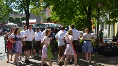 Bild: dob
Tanzende Gruppen geben sich beim 3. Bauernmarkt wieder ein Stelldichein
