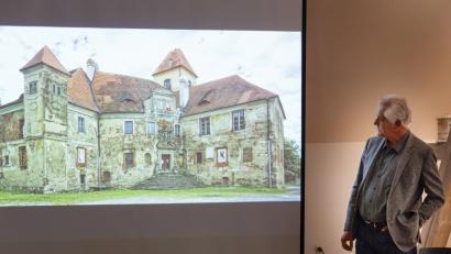 Bild: sus
Bernhard Setzwein zeigt im Künstlerhaus ein Bild von Schloss Ronsperg, das in seinem Roman „Der böhmische Samurai“ eine wesentliche Rolle spielt. Den Turm im Hintergrund ließ Graf Hansi bauen.