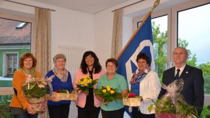 Bild: gi
Nach 12 Jahren wurden die Vorsitzenden Monika Schnupfhagn und Marga Braun (Dritte und Vierte von links), von den gleichberechtigten Vorsitzenden Annelies Feneis, Angela Striegl (von links) sowie Elisabeth Kraus und Pfarrer Josef Most verabschiedet.