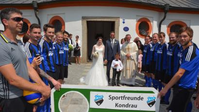 Bild: jr
In der Kapplkirche gaben sich am Samstag Tatjana Köstler und Michael Röttges vor   Stadtpfarrer Thomas Vogl das Versprechen für einen gemeinsamen Lebensweg. Nach der Trauung bildeten  die Fußballer der SF Kondrau und die Volleyballer des TSV Konnersreuth  ein Ehrenspalier.