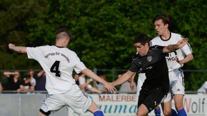 Bild: HAM, Autor [HAM] (HANS.MARK1@GMX.DE)
Mit vereinten Kräften stoppte die Weidener Defensive um Lukas Wiesnet (links) Stullns Spielertrainer Christian Zechmann (Mitte).