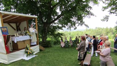 Bild: sck
Bei der Eucharistiefeier mit Pater Piotrek steht das Bild der zu Ende gehenden Gebetsstaffel des Dekanats Auerbach im Blickpunkt.