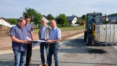 Bild: do
Bei einer Schlussbegehung überzeugen sich Bürgermeister Albert Nickl, Planer Hannes Oberndorfer, zweiter Bürgermeister Roland Hörl und Bauleiter Reinhard Aumüller vom Bauunternehmen Schulze aus Pfreimd (von rechts) von der gut gelungenen Baugebietserschließung in Zettlitz.