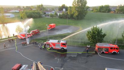 Bild: exb
Bei der Feuerwehrübung am Wiesauplast-Werksgelände waren 55 Einsatzkräfte bemüht, den "Brandherd" unter Kontrolle zu bringen.