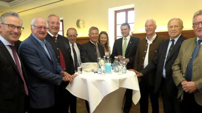 Bild: Hirsch
Die Prominenz gratuliert (von links): Werner Heß, Volker Liedtke, Franz Löffler, Hans Frankl, MdL und Jubilar Joachim Hanisch, Tochter Tanja, Thomas Ebeling, Arnold Kimmerl, Hans Schuierer und Wilfried Bühner.