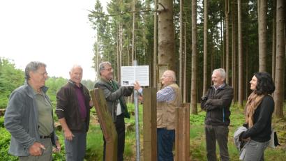 Bild: bey
OWV-Vorsitzender Manfred Janker, Wanderwart Josef Meckl (von links)  schauen Bürgermeister Johann Maurer und Jiri Cengery, Klub Tschechischer Touristen, Region Pilsen, beim Festschrauen der Hinweistafen mit der Geschichte der dort befindlichen Panzersperre zu