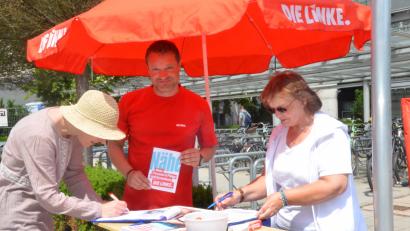 Bild: Kunz
Die Linke sammelt vor dem Weidener Klinikum Unterschriften gegen den Pflegenotstand. Bild: Kunz