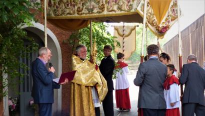 Bild: mng
Der Bittgang zur Lettenkapelle beruht auf einer Jahrhundert alten Tradition. Jeweils am Dreifaltigkeitssonntag pilgern die Gläubigen der Pfarrei Sankt Georg dorthin. Pfarrer Edmund Prechtl spendet den eucharistischen Segen.