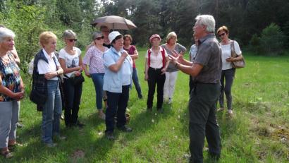 Bild: hka
Hermann Gnahn führt die Wandergruppe um Markusine Guthjahr (Bildmitte) zu einer Orchideenwiese.