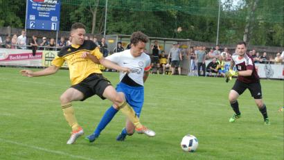 Bild: Gebert, Rudolf [GB] (rudolf.gebert@oberpfalzmedien.de)
Der FC Tirschenreuth gewann das erste Relegationsspiel zur Bezirksliga gegen den VfB Arzberg mit 3:1. Hier stört der Arzberger Florian Graf (weißes Trikot) Anthony Hofweller am Einschuss, doch Samuel Gebru Fantaye (nicht im Bild) staubte zum Endstand ab. Rechts VfB-Torwart Nico Scupin.