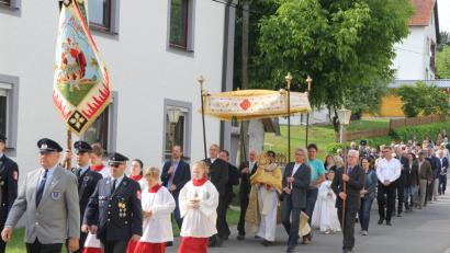 Bild: ral
Die Flurprozession führte zu vier Altären im Ort Trisching.