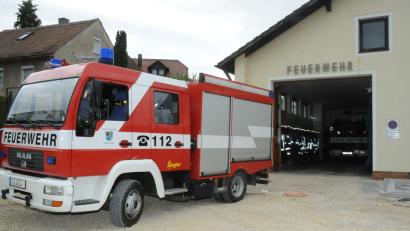 Bild: gf
Derzeit steht das wasserführende TSF-W im Poppenrichter Feuerwehrgerätehaus vorne, das LF 8 dahinter. Das ist laut Kreisbrandrat Fredi Weiß untragbar, zumal auch nicht ausreichend Platz für das Anlegen der Schutzkleidung vorhanden sei.