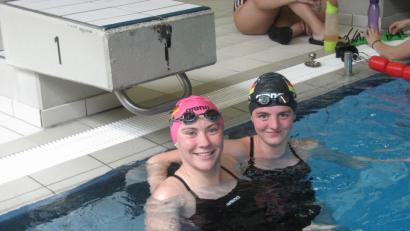 Bild: rbg
Viktoria Bogner (links) und Kathrin Bachmeier gehen bei den deutschen Jugendmeisterschaften in Berlin jeweils über 50 und 100 Meter Freistil an den Start.
