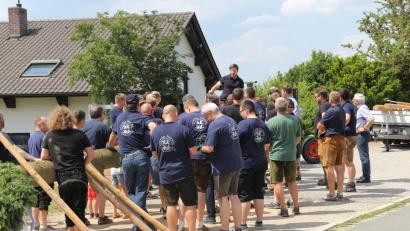 Bild: ral
Der neue Organisator des Aufstellens, Peter Neumeier, versammelte seine Helfer, um sich um letzte Details des Aufstellens zu besprechen.