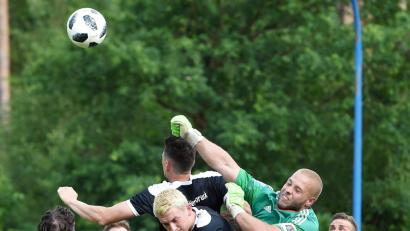 Bild: BTG, Autor [BTG] (BUETTNER-UTE@GMX.DE)
Etzenrichts Torwart und Kapitän Michael Heisig (Zweiter von rechts) hatte gegen den 1. FC Hersbruck alles im Griff.