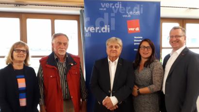 Bild: exb
Mit der Entwicklung sind sie hochzufrieden: (von links) Bezirksvorsitzende Petra Graf, der bisherige stellvertretender Regionsvorsitzende Erich Bäumler, Vorsitzender Oskar Salfetter, stellvertretende Bezirksgeschäftsführerin Manuela Dietz und Bezirksgeschäftsführer Alexander Gröbner. Bild: exb