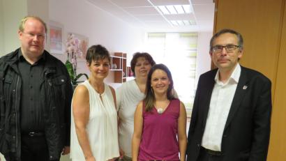Bild: adj
Pfarrer Markus Nees (links) und Bürgermeister Konrad Adam (rechts) freuen sich mit Rosemarie Härtel, Sandra Kerst und Kathrin Dreßler (von links) über das neue Gesundheitsangebot im Sonnenhaus.