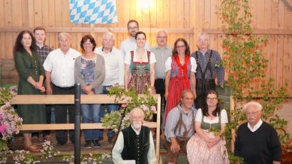 Bild: fvo
Die Musikanten der Lennesriether Sitzweil mit Moderator Georg Schmidbauer (rechts)