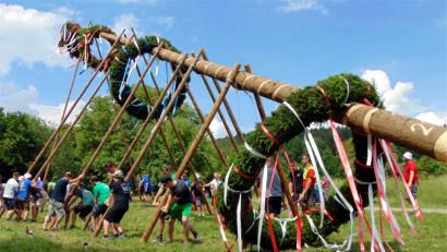 Bild: fnk
Was eine richtige Kirwa ausmacht, zeigte sich dann am Nachmittag: Über 60 Helfer stellten Dorfgemeinschaft, Freunde und die Kirwaleut aus Illschwang und Fromberg beim kraftraubenden Baumaufstellen.