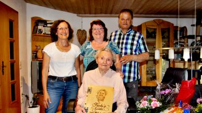 Bild: ds
Frieda Schicker an ihrem 90. Geburtstag zusammen mit (von links) 2. Bürgermeisterin Lydia Zahner, ihrem Patenkind Erika Walter und deren Ehemann Werner.