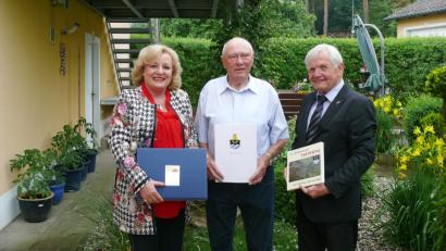 Bild: ö
Für die Marktgemeinde Freihung gratulieren Georg Kraus (Mitte) Marktgemeinderätin Irmgard Macke und 3. Bürgermeister Klaus Meißner.