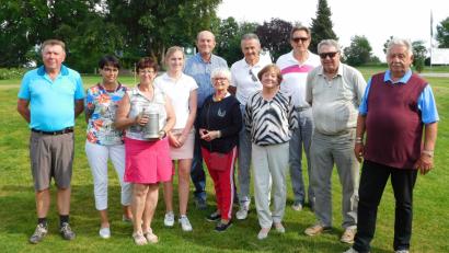 Bild: bö
Zum 37. Mal wurde heuer der Willy-Schildt-Gründerpokal beim Golf und Landclub in Schmidmühlen ausgespielt. Gewonnen hat Gerti Schimidt aus Regenstauf (links vorne). Dazu gratulierten Präsident Harald Thies (links) und Spielführer Reinhold Scharl (rechts).