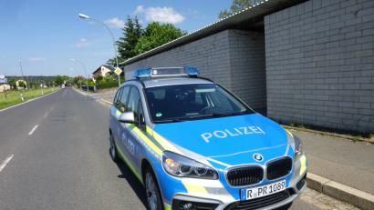 Bild: exb
Mehrere Polizeiautos sicherten die Unterkunft in der Weidener Straße in Pressath.