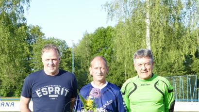 Bild: bk
Zur Ehrung gratuliert auch Spielleiter Rainer Niewerth (links).