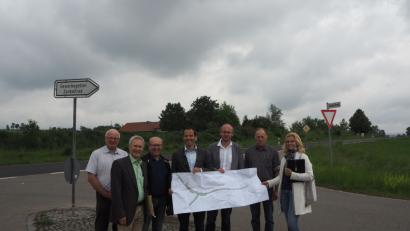 Bild: gz
Leitender Baudirektor Henner Wasmuth und Baudirektor Gerhard Kederer erläutern Robert Brenner, Bundestagsabgeordnetem Albert Rupprecht, Wolfgang Voit, Karl Grießl von der Eslarner CSU und Kreisrätin Andrea Lang aus Pleystein (von links) den Straßenausbau.