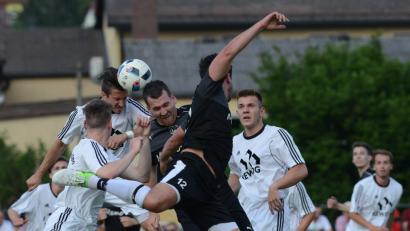 Bild: HAM, Autor [HAM] (HANS.MARK1@GMX.DE)
Nicht nur Herr der Lüfte, sondern Herr über die gesamte Partie waren die Spieler der SpVgg SV Weiden II gegen den TSV Stulln (im Bild klärt Michael Riester per Kopf). Nun wird's gegen die SpVgg Vohenstrauß ungleich schwieriger.