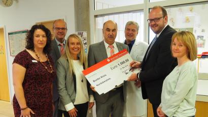 Bild: Bühner, Siegfried [SBÜ] (SIEGBUEH@T-ONLINE.DE)
Landrat Andreas Meier (Sechster von links) setzt seine Unterschrift unter den Scheck – neben die von Sparkassen-Vorstand Josef Pflaum (Vierter von links). Mit dabei (von links): Leiterin Marina Frister, Klinik-Vorstand Josef Götz, stellvertretende Pflegedirektorin Michaela Hutzler, Chefarzt Dr. Fritz Schneble sowie Susanne Wagner von der Pflegeleitung.	Bild: Bühner