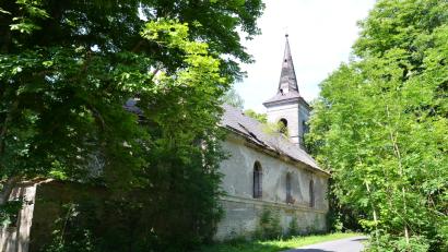 Bild: fjo
Die aus behauenen Quadern bestehende Kirchenruine ist seit vielen Jahrzehnten leer und verwahrlost zusehends.