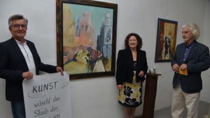 Bild: dob
Laudator Reinhard Hartwig (links) wählte für die Vernissage ein Zitat Pablo Picassos aus. Werner Winkler und Ursula Besendörfer (von rechts nach links) präsentieren ihre Werke beim Kunstsommer 2018 im Schloss Friedrichsburg.